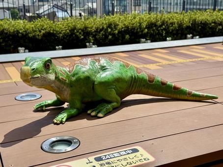 福井駅の屋上　恐竜のモニュメント モニュメント,恐竜,ウッドデッキの写真素材
