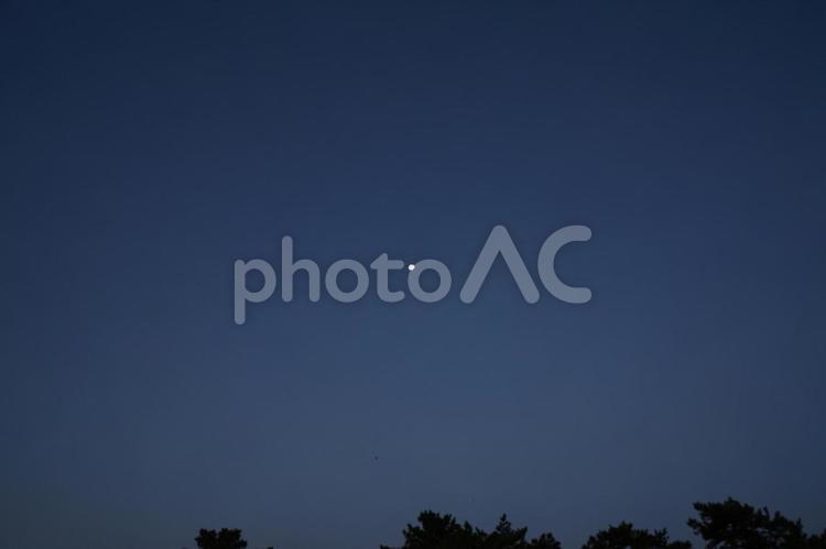 月のある風景 月,空,屋外での写真素材