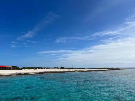 白い砂浜と透明な海 白い砂浜と透明な海の写真