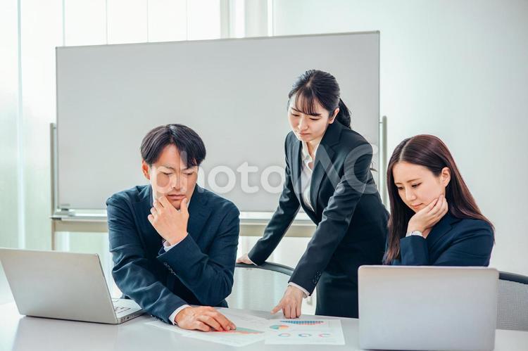 問題点を話し合うビジネスチームの男女 会議,問題点,話し合うの写真素材