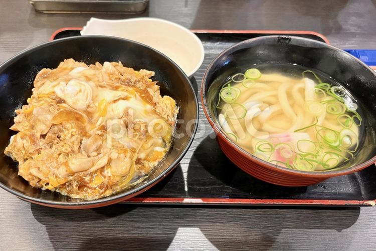 親子丼とミニうどんのセット ご飯,ランチ,昼食の写真素材