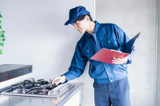 ガスの点検をする男性の作業員 ガスの点検をする男性の作業員 防止,故障,調べるの写真素材