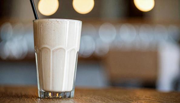カフェのミルクセーキ カフェのミルクセーキ ミルクセーキ,カフェ,スムージーの写真素材