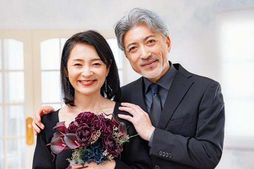 フォーマルな装いの男女	 カップル,シニア,熟年の写真素材