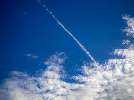 秋のうろこ雲とひこうき雲 秋,空,雲の写真素材