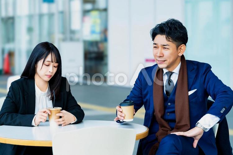コーヒーを飲みながら休むビジネス系男女 ビジネスウーマン,ビジネスマン,女性の写真素材