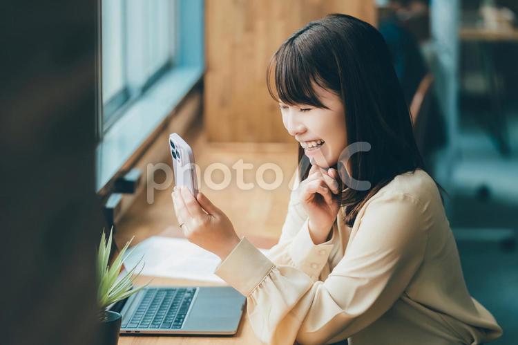 デスクワークをする笑顔のビジネスウーマン 女性,パソコン,ビジネスの写真素材