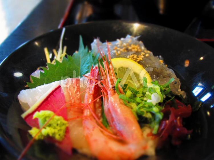 今日はハレの日 えび,海鮮丼,レモンの写真素材
