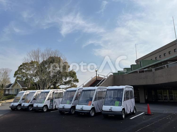 クラブハウス前に整列するゴルフカート ゴルフ,ゴルフ場,ゴルフカートの写真素材