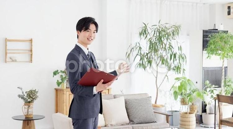 不動産の案内をするビジネスマン ビジネスマン,男性,不動産の写真素材