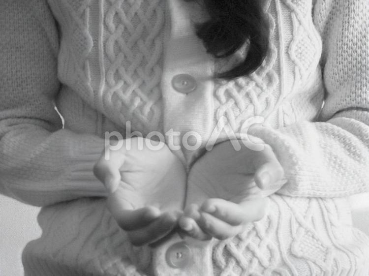 手を差し出す女性 若い,人物,日本人の写真素材