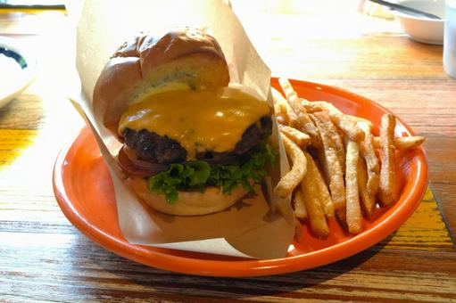 クラシックチーズバーガー クラシックチーズバーガー チーズバーガー,フライドポテト,ファストフードの写真素材