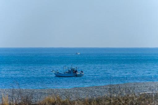 青い海に浮かぶ漁船 青い海に浮かぶ漁船 漁船,海,青の写真素材