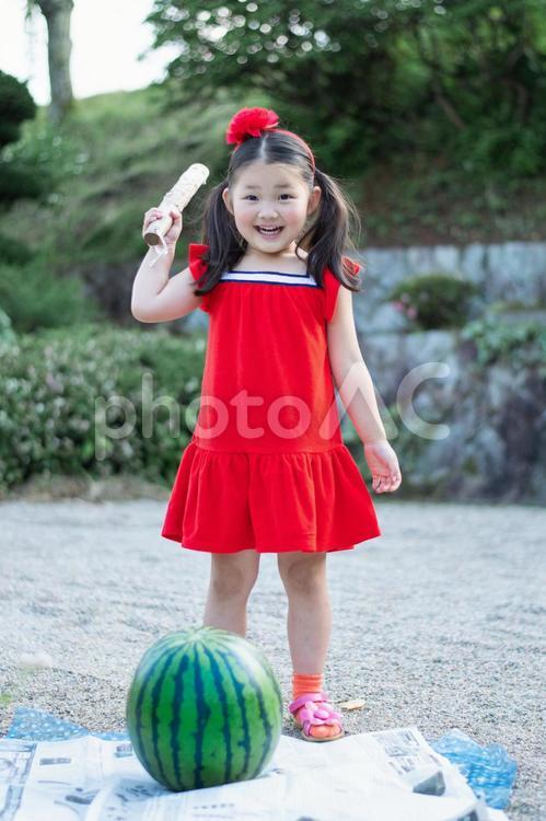 スイカ割りを楽しむ子供 スイカ割り,スイカ,子供の写真素材