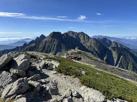 南岳から見る奥穂高岳 南岳から見る奥穂高岳の写真