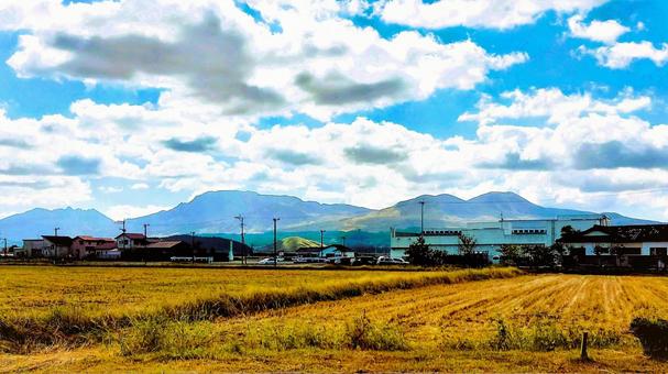 稲刈り終了 稲刈り終了 秋の田,稲刈り,阿蘇五岳の写真素材