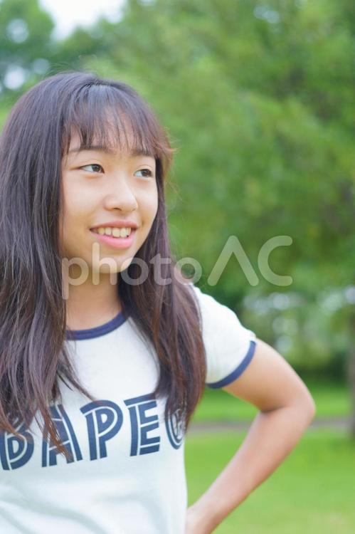 夏の緑の公園で遊ぶ笑顔の女の子 女の子,笑顔,きれいの写真素材