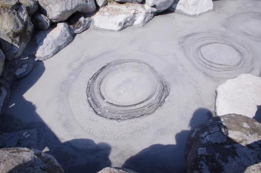別府地獄めぐり　鬼石坊主地獄の熱泥　大分 鬼石坊主地獄,地獄めぐり,別府の写真素材