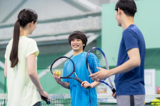 スポーツジムでテニスをする若い男女 テニス,テニススクール,スポーツジムの写真素材