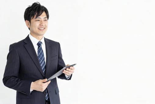 タブレットPCを持つビジネスマン男性 タブレットPCを持つビジネスマン男性の写真