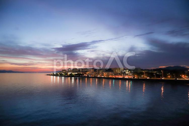 街と夕焼け 海,絶景,風景の写真素材