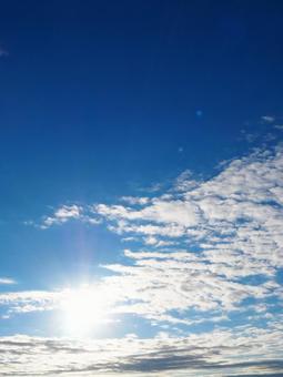 秋の空・太陽&青空&うろこ雲 秋の空・太陽&青空&うろこ雲の写真