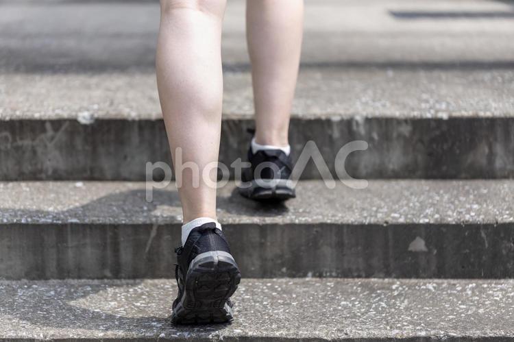 階段と女性の足 女性,屋外,外の写真素材