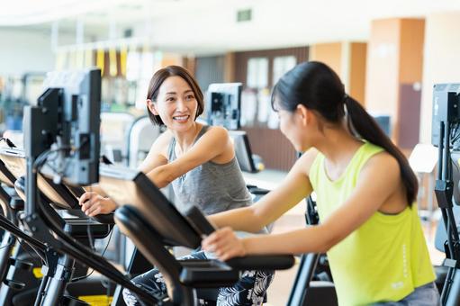 ジムでトレーニングするミドルの女性 ジム,フィットネス,トレーニングの写真素材