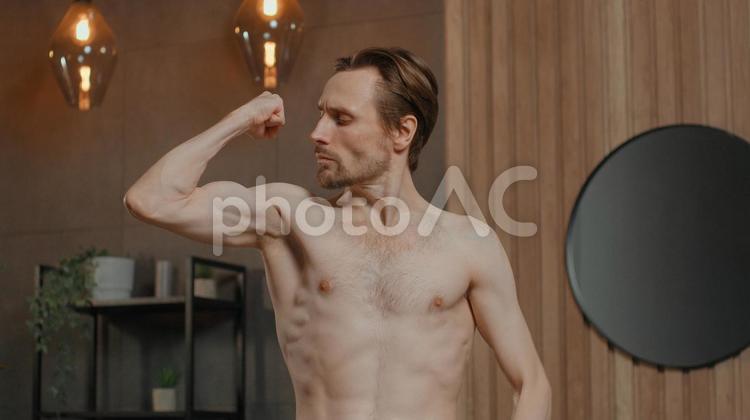 筋肉を見せる男性の横顔 男性,人物,正面の写真素材