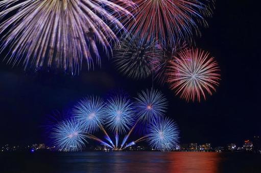 綺麗な湖上打ち上げ花火/松江水郷祭 綺麗な湖上打ち上げ花火/松江水郷祭 花火,打ち上げ花火,夏の写真素材