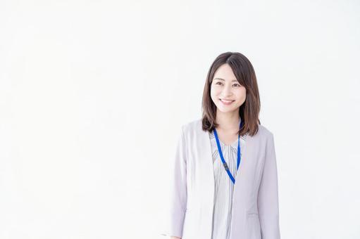 オフィスで微笑む若いビジネスウーマン オフィスで微笑む若いビジネスウーマン 社員,女性,リアクションの写真素材