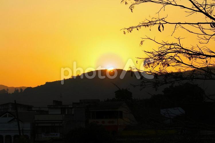 山にしずむ夕日 夕焼,空色,風景の写真素材