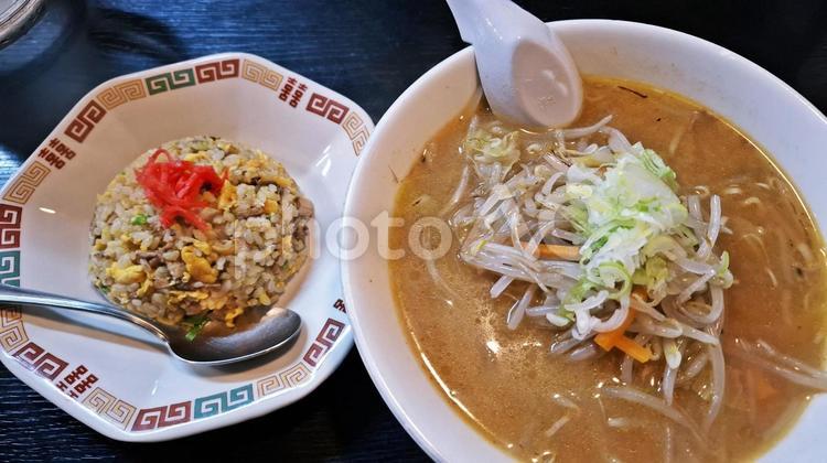 味噌ラーメンとチャーハンセット チャーハン,炒飯,炒めの写真素材