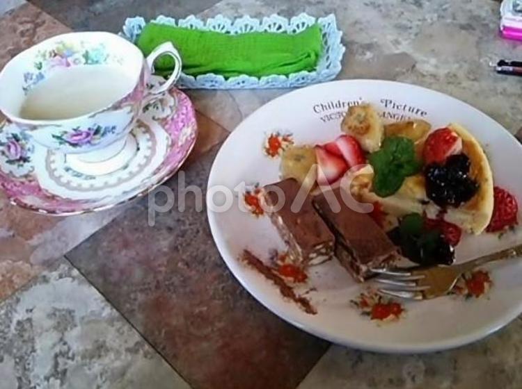 ベリーがのったチーズケーキとショコラ チーズケーキ,ショコラ,焼き菓子の写真素材