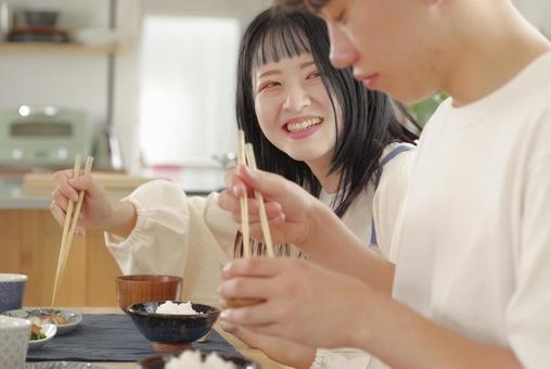 幸せそうに食事をする若いカップル 幸せそうに食事をする若いカップル 笑顔,幸せ,新婚の写真素材