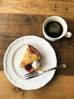オレンジチーズタルトとコーヒー オレンジチーズタルトとコーヒー タルト,オレンジ,チーズケーキの写真素材