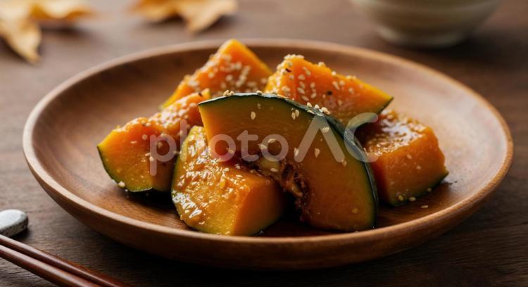 木製の皿に盛られたかぼちゃの甘露煮 かぼちゃの甘露煮,南瓜の甘露煮,煮物の写真素材