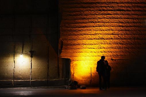 地下採掘場のライトアップと人影 カップル,幻想的,観光地の写真素材