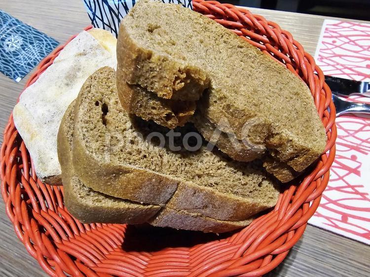 バスケットに入ったパン パン,ブレッド,朝食の写真素材