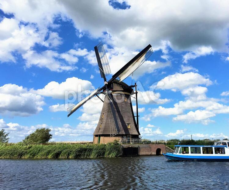 オランダの風車の風景 オランダ,風車,川の写真素材