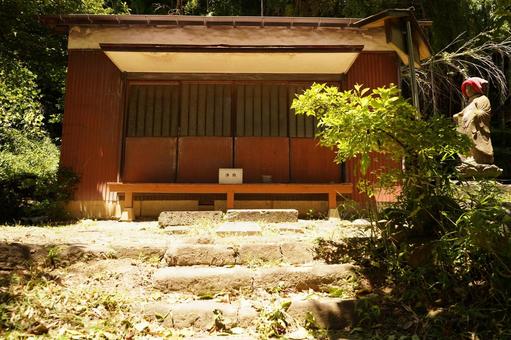 横浜市栄区飯島町、歳来寺閻魔堂 横浜市栄区飯島町、歳来寺閻魔堂 神社仏閣,夏,日陰の写真素材