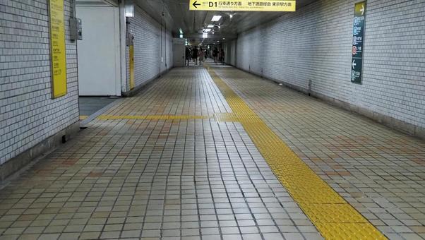 大手町駅から東京駅へ続く地下通路 大手町駅から東京駅へ続く地下通路の写真