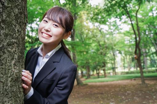 笑顔のビジネスウーマン 笑顔のビジネスウーマン コピースペース,晴れ,屋外の写真素材