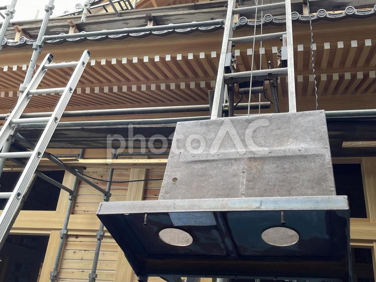 建築現場で使用する瓦揚機 瓦,瓦揚機,瓦揚げ機械の写真素材