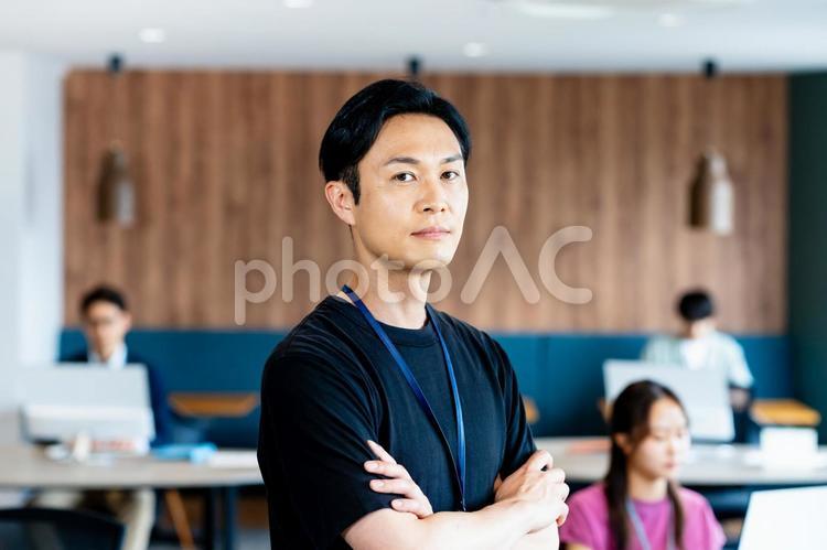 オフィスで働くビジネスパーソン 男性,ビジネスマン,オフィスの写真素材