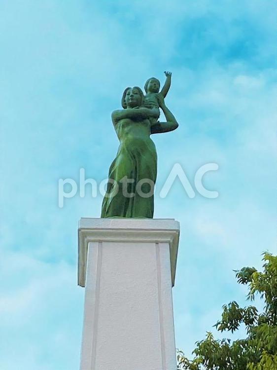 平和の森公園の広場の【平和の像・愛し子】 平和の像,愛し子,彫像の写真素材