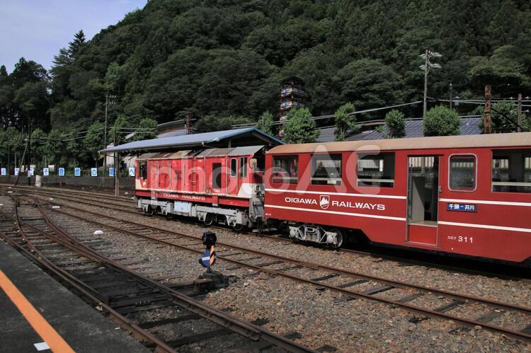 客車と機関車の連結 大井川鉄道,井川線,客車の写真素材