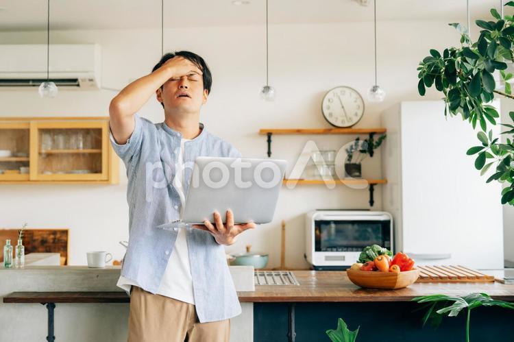 パソコンを使う男性（泣く） テレワーク,困る,在宅勤務の写真素材