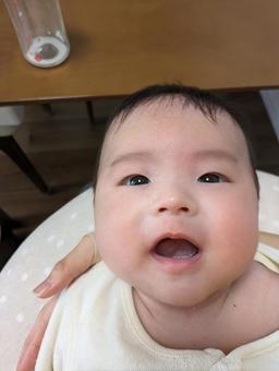 ミルクを飲み終わった赤ちゃん ミルクを飲み終わった赤ちゃん 赤ちゃん,ベビー,乳児の写真素材