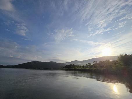 湖畔の朝日の写真